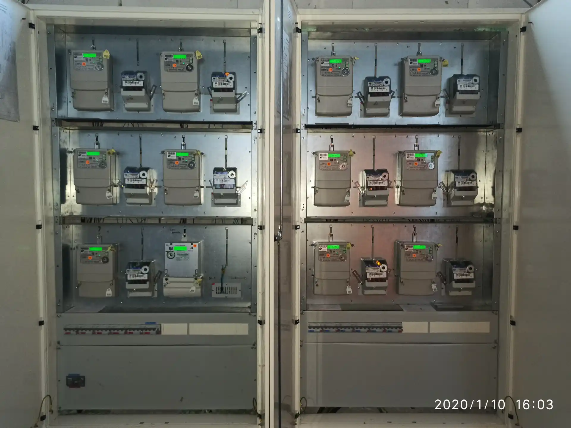 Detailní pohled na vnitřní zapojení jističů a osazení elektroměrů.