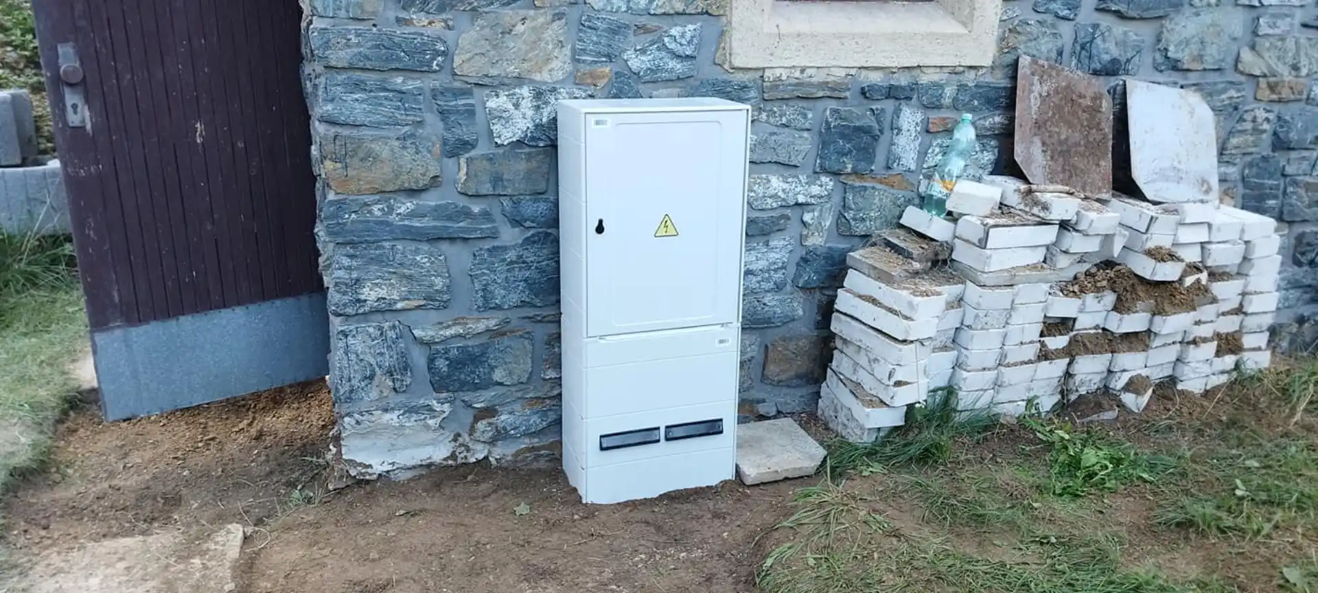 Vnitřní uspořádání kabeláže v plastové rozvodné skříni