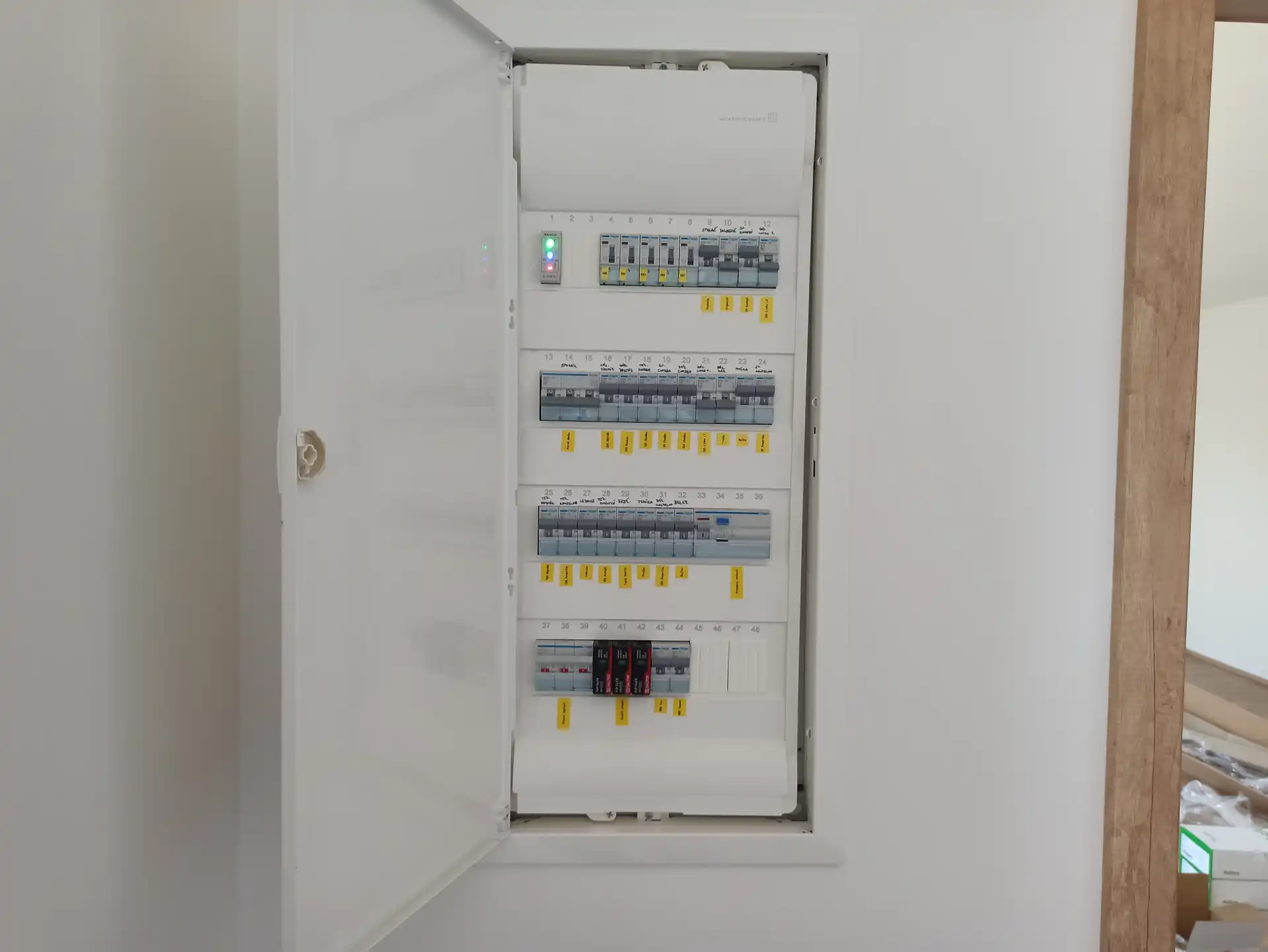 Pečlivé vyvázání vodičů v profesionální instalaci