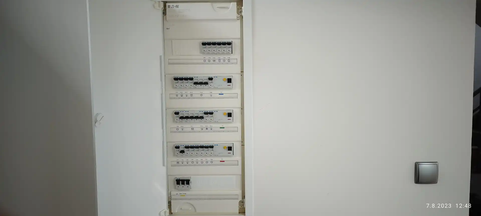 Řadové svorkovnice zapojené a jasně označené