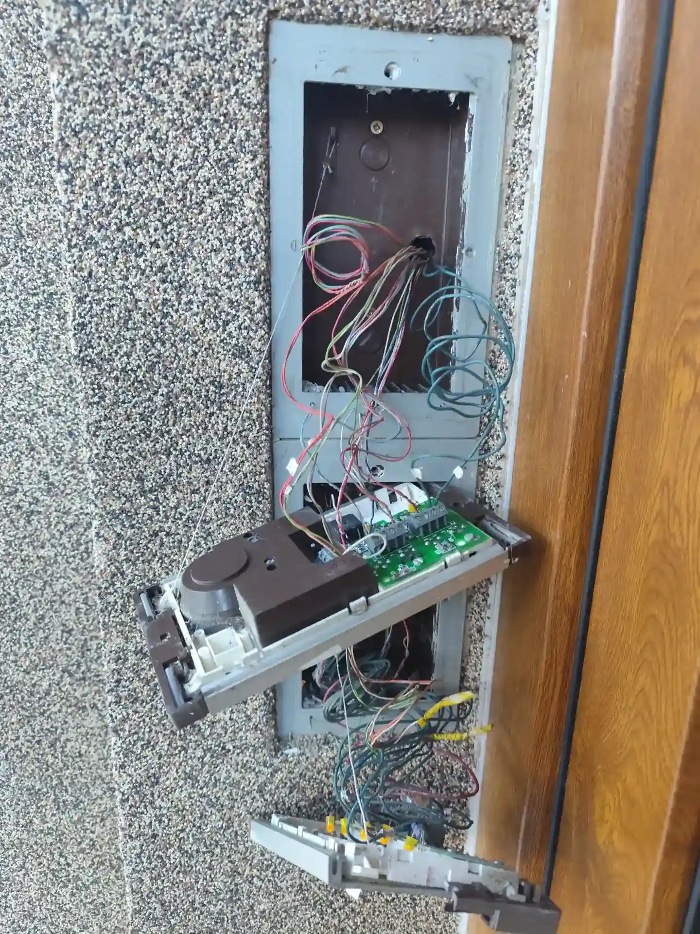 Demontáž původních nefunkčních rozvodů a starého systému domovních telefonů.