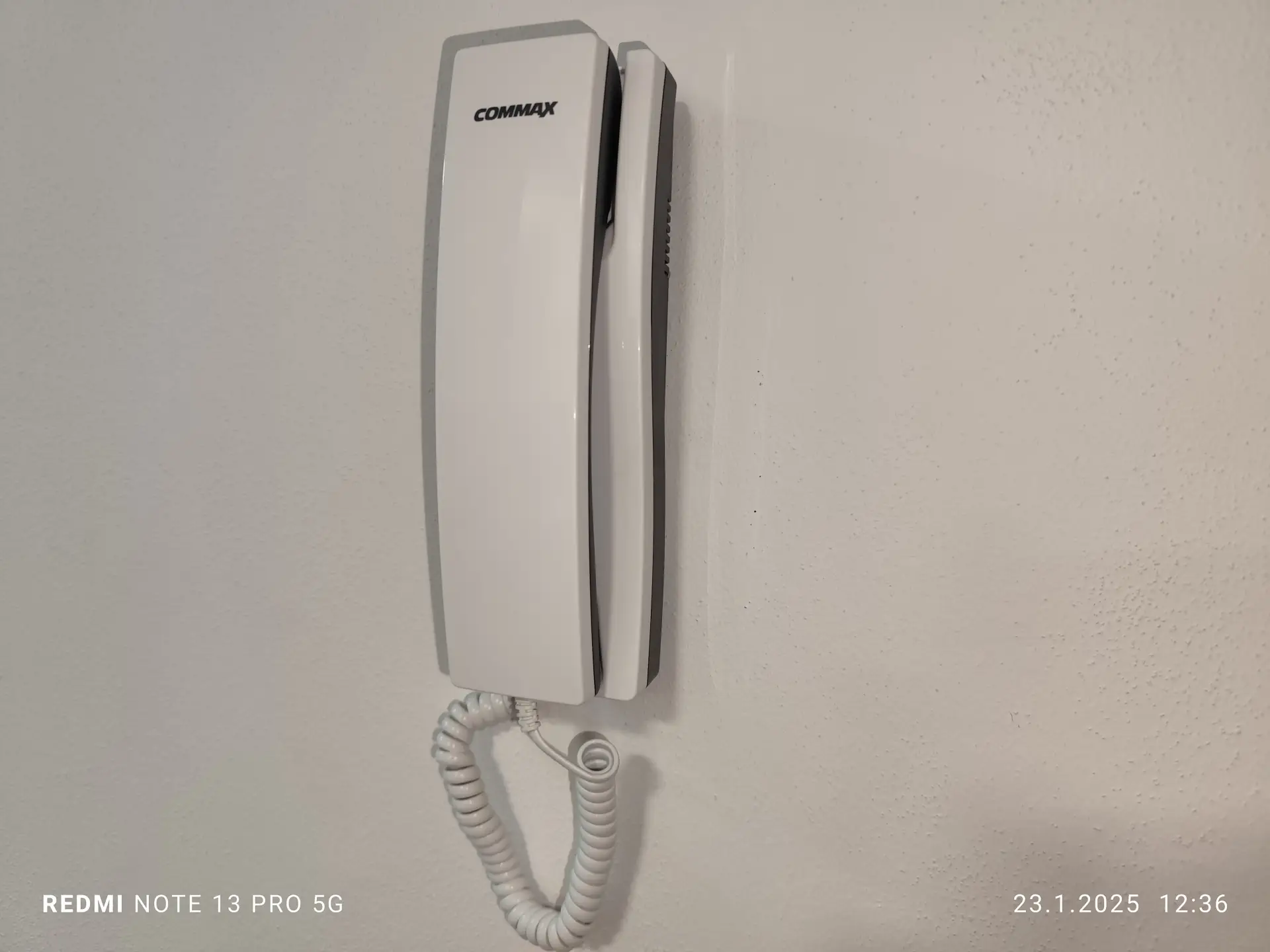 Jednoduchý domovní sluchátkový telefon Commax