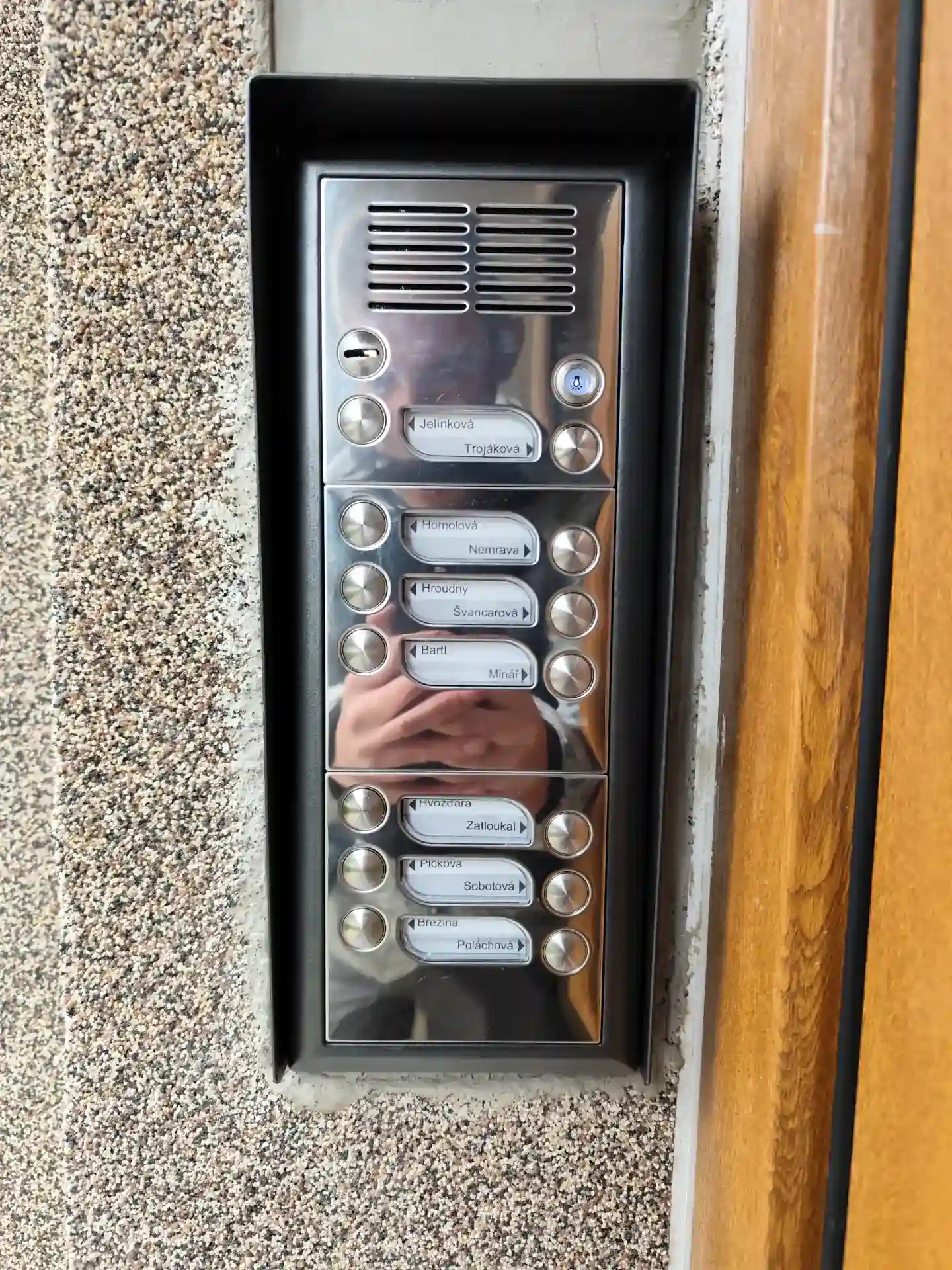 Nový nerezový vchodový panel systému 2-BUS po kompletní instalaci.