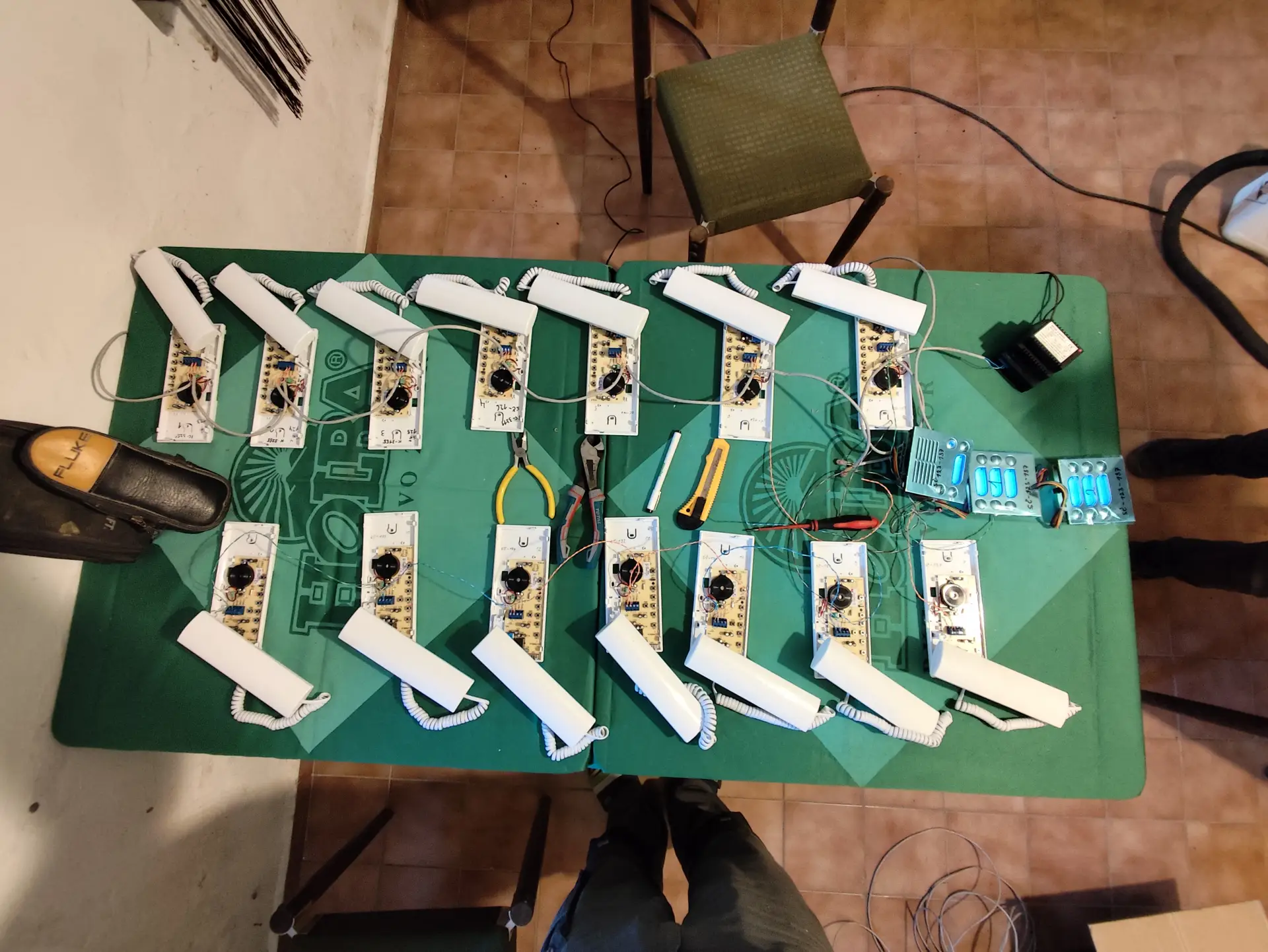 Hromadná příprava a zapojení domovních telefonů před montáží