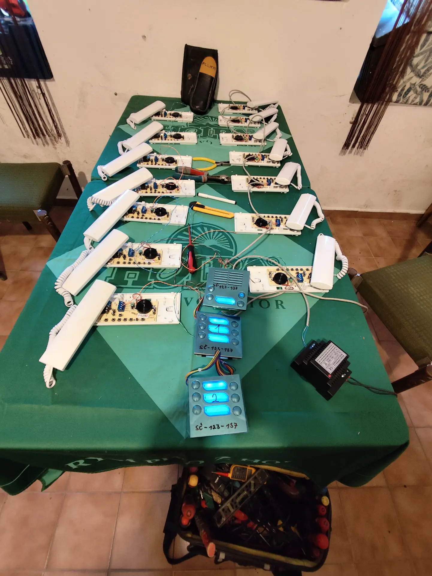 Přednastavení a testování systému domovních interkomů pro bytový dům