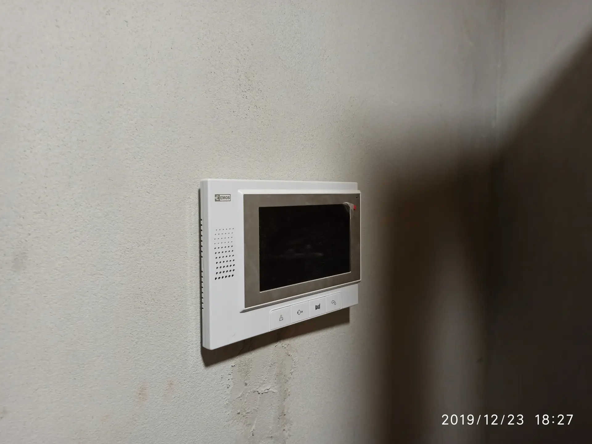 Vnitřní jednotka videotelefonu EMOS na zdi