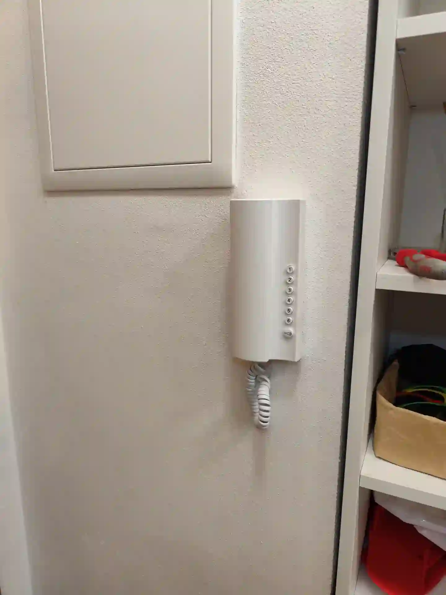 Vnitřní sluchátkový interkom - montáž na omítku