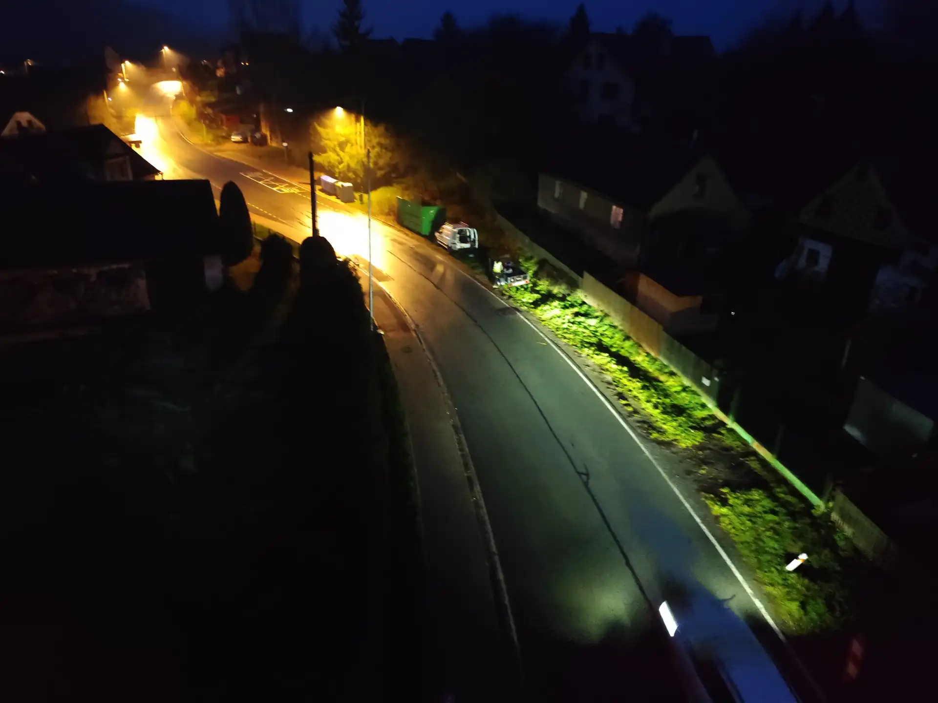 Letecký pohled na noční osvětlení obce