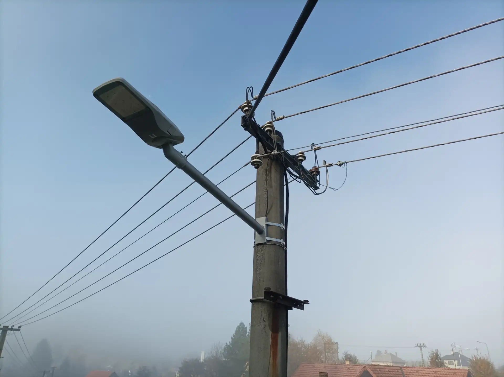 Montáž LED osvětlení na stávající betonový sloup