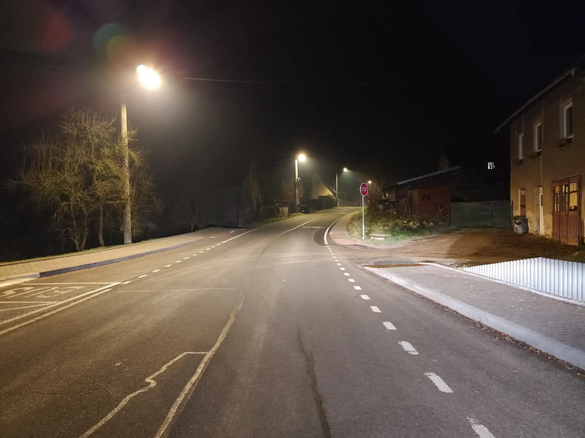 Noční nasvícení komunikace v obci