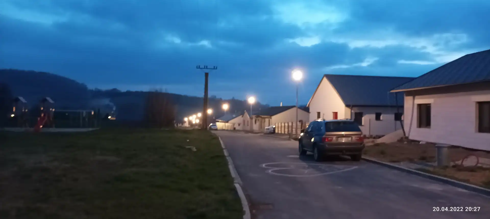 Kvalitní noční LED osvětlení ulice v obytné zóně pro bezpečný provoz