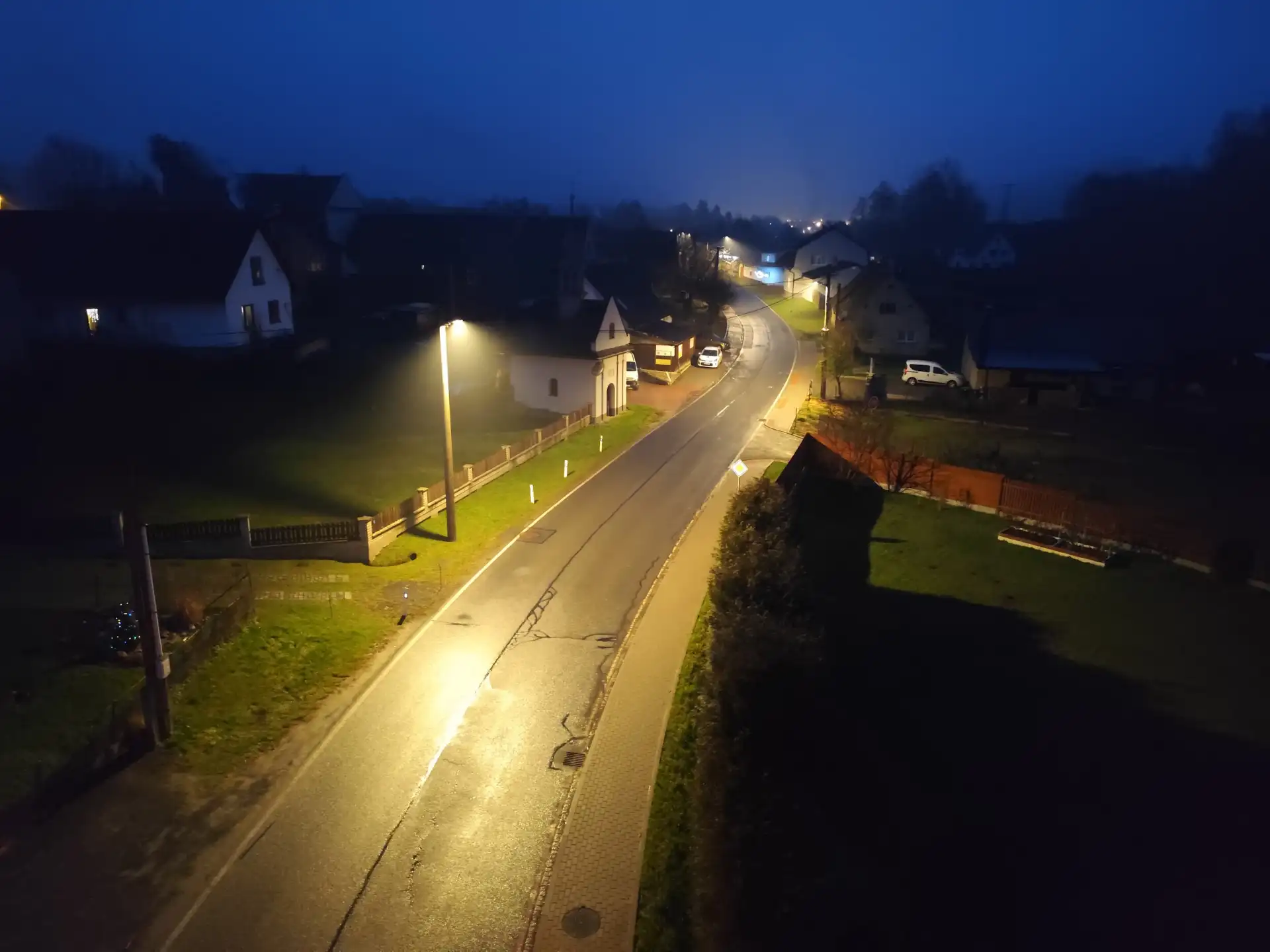 Noční pohled na nasvícenou hlavní silnici