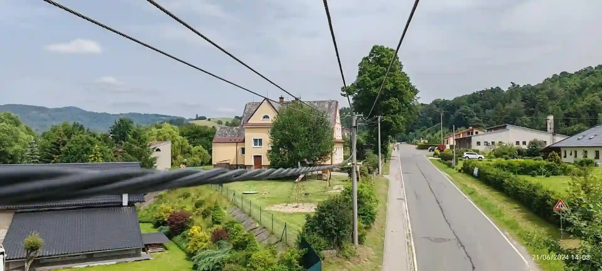 Pohled z montážní plošiny na instalaci vedení