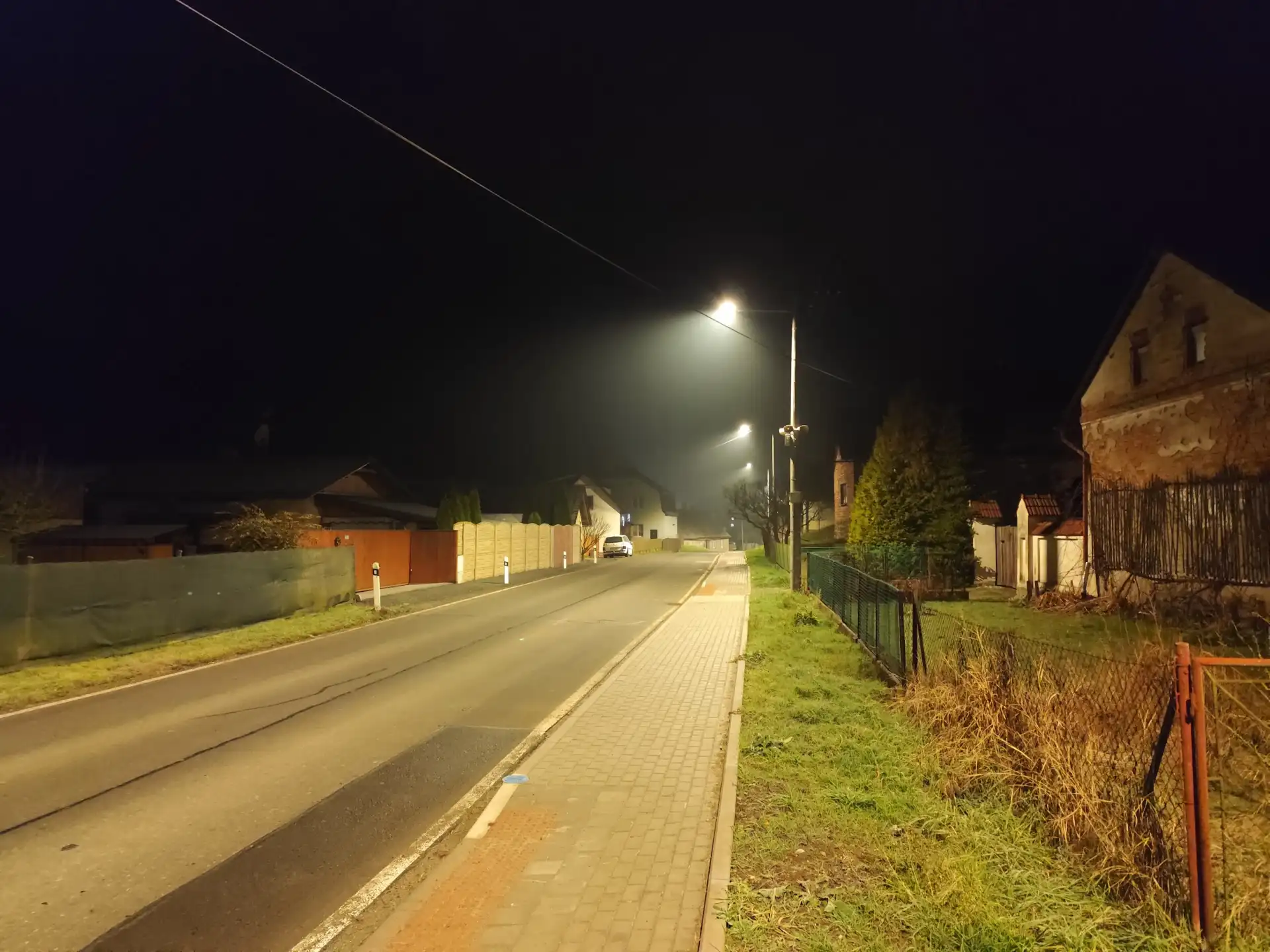 Rada lamp veřejného osvětlení podél nového chodníku