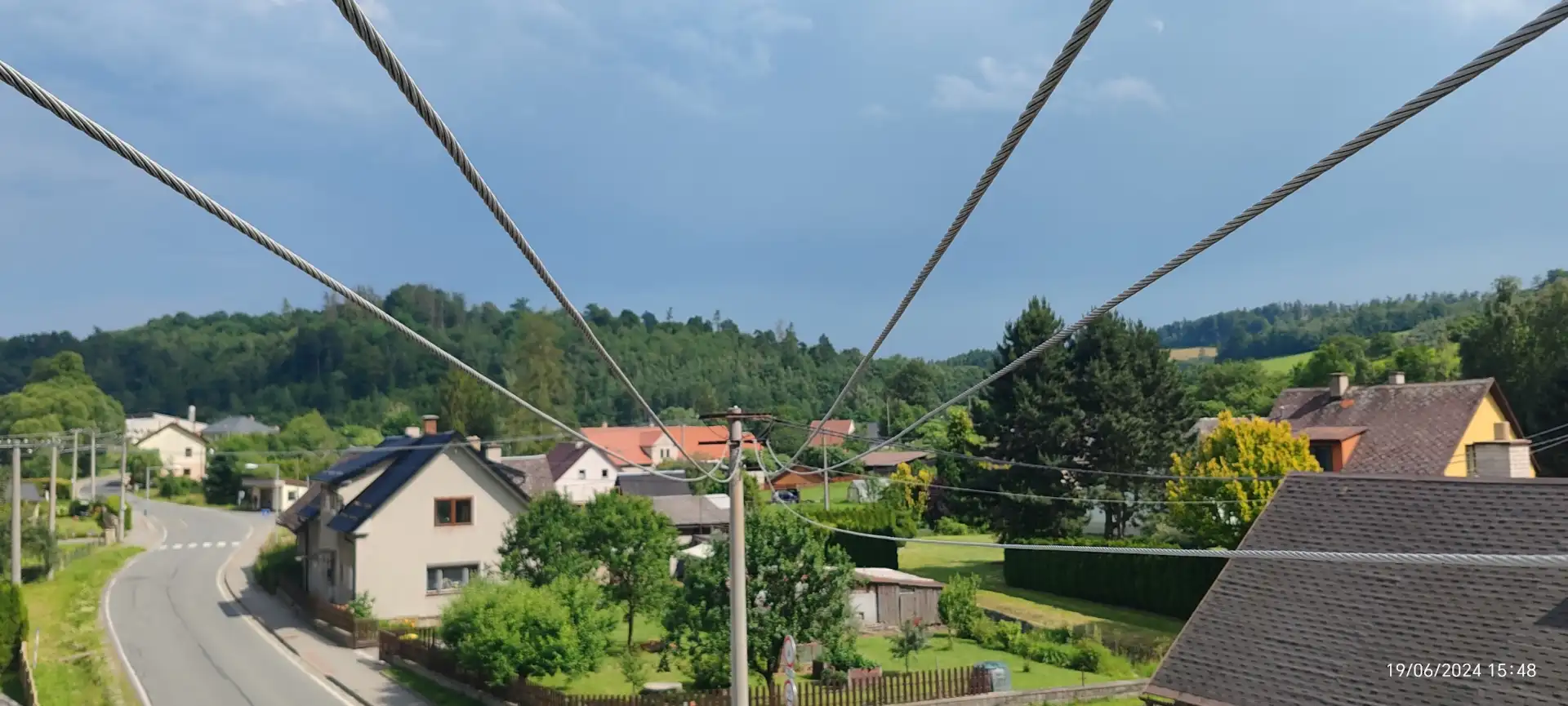 Výškové práce elektrikářů na rozvodech v obci